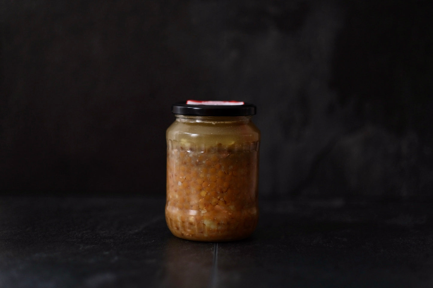 Hausgemachter Linseneintopf mit Bratwurst